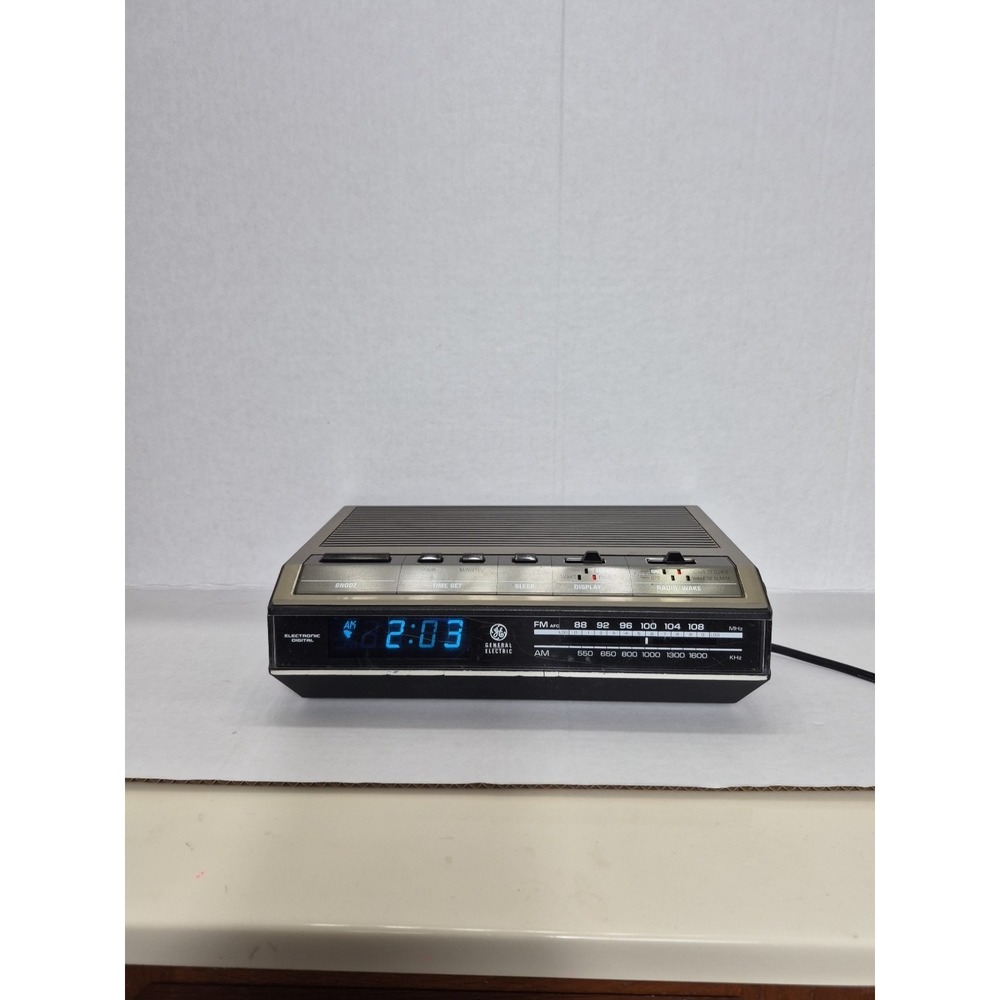 Vintage General Electric GE Digital Alarm Clock Radio  7-4634B AM/FM -  Works